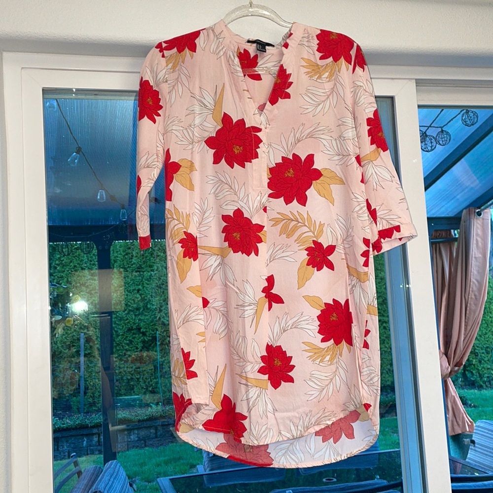 Super cute, floral print dress. Fits PERFECTLY. Not too tight not too big.